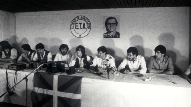 Roda de premsa de dissolució d’ETA-pm l’any 1982. Font: Elpais.com