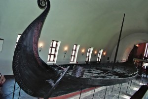 El drakkar d'Oseberg, una excepcionalment ben conservada embarcació víkinga, data del 800 i permet intuir que estava dissenyada per a la navegació oceànica.
