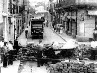 Una barricada durant els fets de maig de 1937. Font: Dossiers de Ciències Socials
