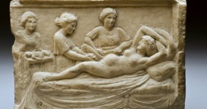 Relleu de marbre trobat a Ostia Antica, en ell podem veure un part natural, on les persones que l’estan assistint són llevadores. Font: XSierraV