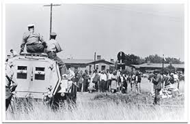 Vehicles policials blindats arriben a la comissaria de Shaperville. Font: sharpevillefoundation.co.za