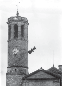 Campana de Sant Vicenç de Sarrià sent estimbada. Font: MARTI BONET, J. M. El Martiri dels temples a la diòcesi de Barcelona (1936-¬‐1939). Barcelona, 2008.