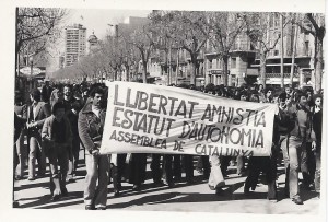 Manifestació el 8 de febrer de 1976 per reclamar una llei d’amnistia. La manifestació havia sigut convocada per l’Assemblea de Catalunya, sota el lema “Llibertat, amnistia i Estatut d’Autonomia”. Font: El Blog del Pavelló de la República