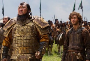 Fotograma de la sèrie Marco Polo, en el qual apareixen els personatges de Kublai Khan, a l’esquerra, acompanyat pel propi Polo.