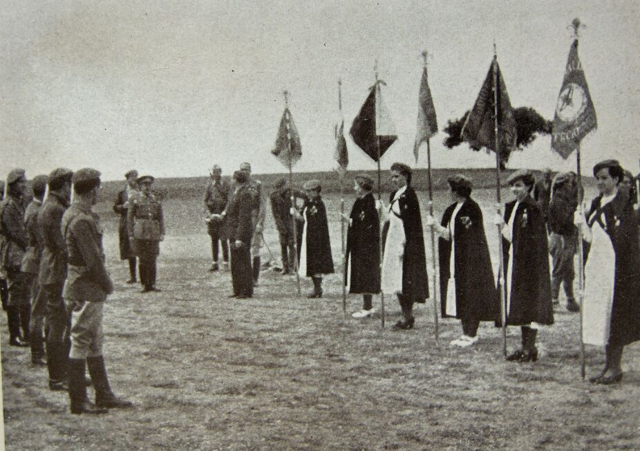 Les margarites, de la Delegació de Fronts i Hospitals, visiten l'Exèrcit Nacional a la Batalla de l'Ebre. Font: requetes.com