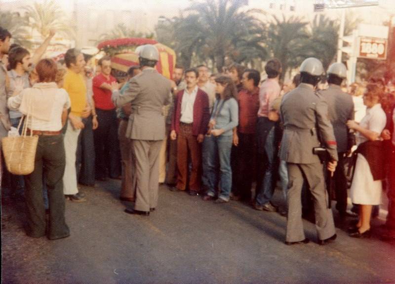 Moment en el qual la policia intervé en l'enterrament de Miquel Grau. Font: llibertat.cat