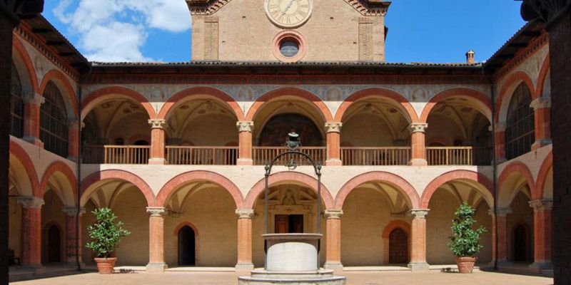 Foto actual del Real Colegio Mayor de San Clemente a Bolonya, creat perel cardenal Gil de Albornoz (1310-1367) per a estudiants hispànics pobres perquè poguessin estudiar en condicions dignes.