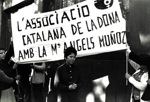 Al centre, María Angeles Muñoz, i darrere una pancarta de l'Associació Catalana de la Dona en suport seu. Font: Memorial Democràtic