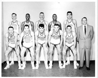 Formació dels Syracuse Nationals, campions de lliga l'any 1955. A la fila posterior trobem a Jim Tucker i Earl Lloyd. Font: blog.syracus.ecom
