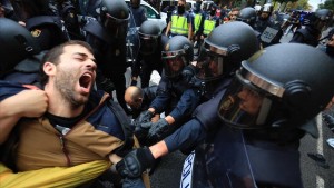Barcelona 01 09 2017 referendum 1-O policia nacional en la escola ramon llull Foto Ferran Nadeu