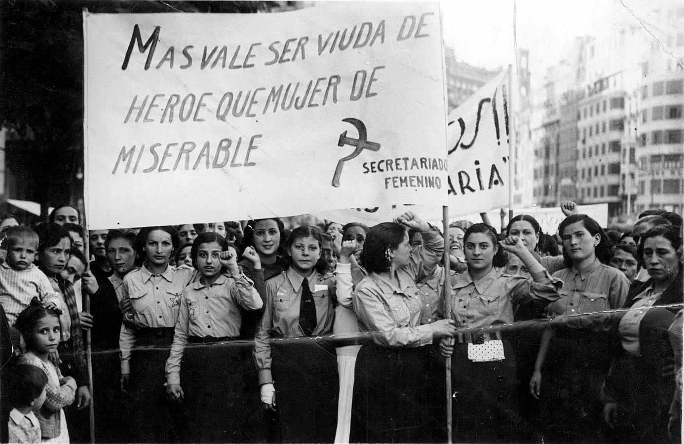 Dones del Secretariat Femení del POUM amb una pancarta on es pot llegir "Más vale ser viuda de héroe que esposa de cobarde". Font: Burbuja