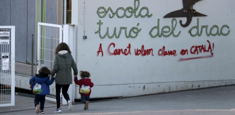 Pintada a l’escola Turó del drac de Canet de Mar com a resposta a la mesura del 25% de castellà. Font: La Vanguardia, Joan Pujolar